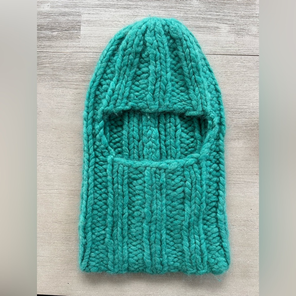 Ella Silla 100% cashmere hat in bright green color. Never been worn.